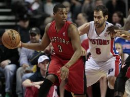 El jugador de los Pistons José Calderón (d) ante Kyle Lowry (i) de los Raptors. EFE /