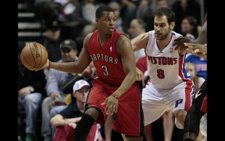 El jugador de los Pistons José Calderón (d) ante Kyle Lowry (i) de los Raptors. EFE /