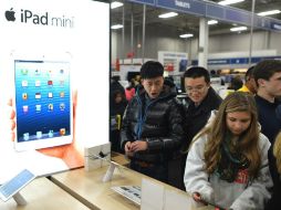 La mini tableta de Apple fue puesta a la venta el pasado mes de noviembre y pesa la mitad que el iPad original. AFP /