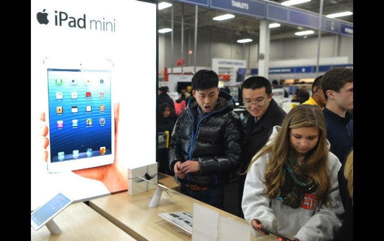 La mini tableta de Apple fue puesta a la venta el pasado mes de noviembre y pesa la mitad que el iPad original. AFP /