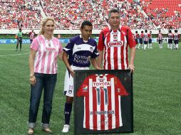 Imagen de archivo de septiembre del 2010 cuando Morales recibió un homenaje por parte de la directiva de Chivas. MEXSPORT /