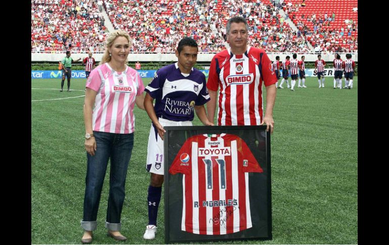 Imagen de archivo de septiembre del 2010 cuando Morales recibió un homenaje por parte de la directiva de Chivas. MEXSPORT /