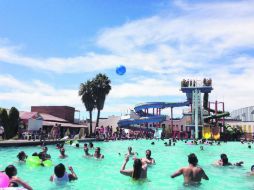 Hay reglas para usar el balneario. Una de las más extrañas es que nadie se meta a las piscinas con ropa de mezclilla. ESPECIAL /