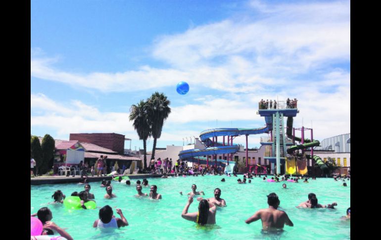 Hay reglas para usar el balneario. Una de las más extrañas es que nadie se meta a las piscinas con ropa de mezclilla. ESPECIAL /