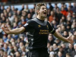 Gerrard hunde al Aston Villa, que lucha por no perder la categoría. AP /