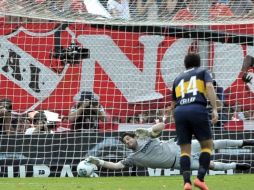 El arquero Orion de Boca Juniors detiene un disparo en el juego ante Independiente. ESPECIAL /