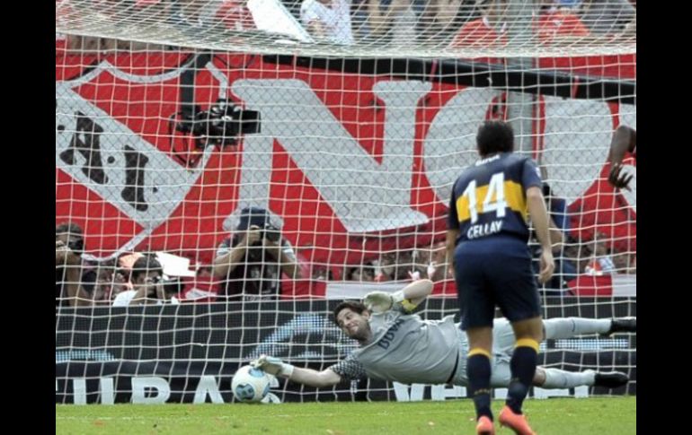 El arquero Orion de Boca Juniors detiene un disparo en el juego ante Independiente. ESPECIAL /