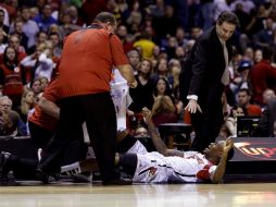 El coach Pitino trata de calmar a Ware luego de que se rompió la pierna derecha en un salto. AP /