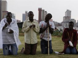 Miembros de diversas religiones han orado por la salud de Nelson Mandela. AP /