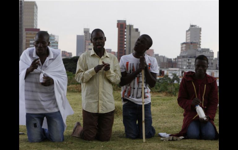 Miembros de diversas religiones han orado por la salud de Nelson Mandela. AP /