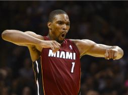 Letal. Chris Bosh festeja tras anotar el triple de la victoria para Miami. EFE /