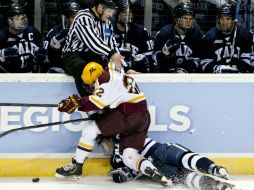 El hockey es un deporte de contacto rudo. AP /