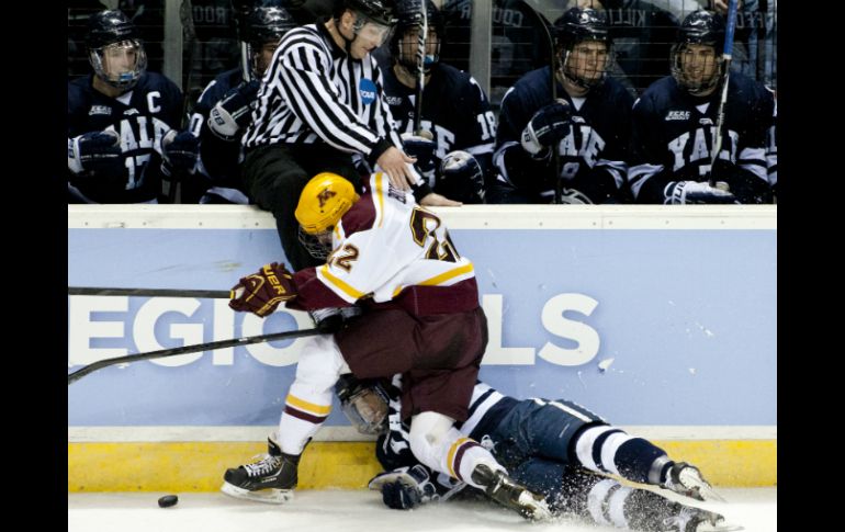 El hockey es un deporte de contacto rudo. AP /