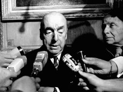 Foto: una de las últimas entrevistas al vate Pablo Neruda, de cuya muerte se ha especulado durante 40 años. ARCHIVO /