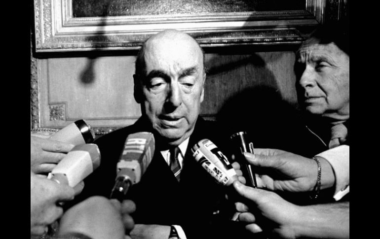 Foto: una de las últimas entrevistas al vate Pablo Neruda, de cuya muerte se ha especulado durante 40 años. ARCHIVO /