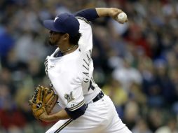 Complicado. Yovani Gallardo ejecuta un lanzamiento durante el primer capítulo del choque con los Rockies de Colorado. AP /