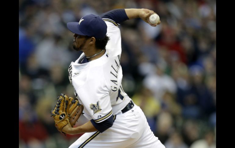 Complicado. Yovani Gallardo ejecuta un lanzamiento durante el primer capítulo del choque con los Rockies de Colorado. AP /