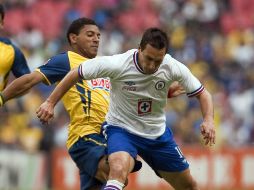 Los jugadores Christian Giménez y Andrés Olivera, quienes se enfrentarán el miércoles en el Estadio Azteca. ARCHIVO /