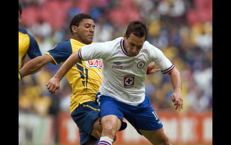 Los jugadores Christian Giménez y Andrés Olivera, quienes se enfrentarán el miércoles en el Estadio Azteca. ARCHIVO /