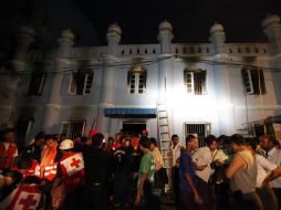 Miembros de la Cruz Roja de Myanmar prestan sus servicios para el rescate de los niños y personas en la mezquita. AP /