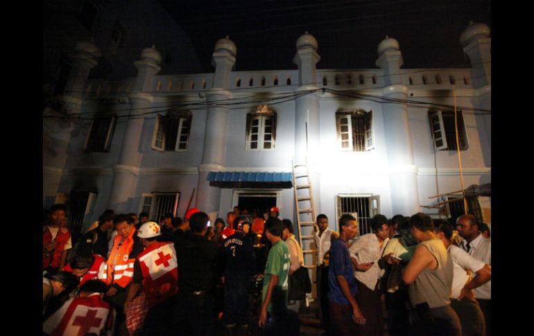 Miembros de la Cruz Roja de Myanmar prestan sus servicios para el rescate de los niños y personas en la mezquita. AP /