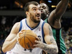 Pekovic logró  29 puntos sin que la defensa de los Celtics pudiese controlarlo. AP /