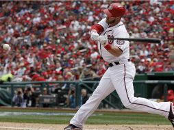 Bryce Harper conecta su segundo home run, en la cuarta entrada. AP /