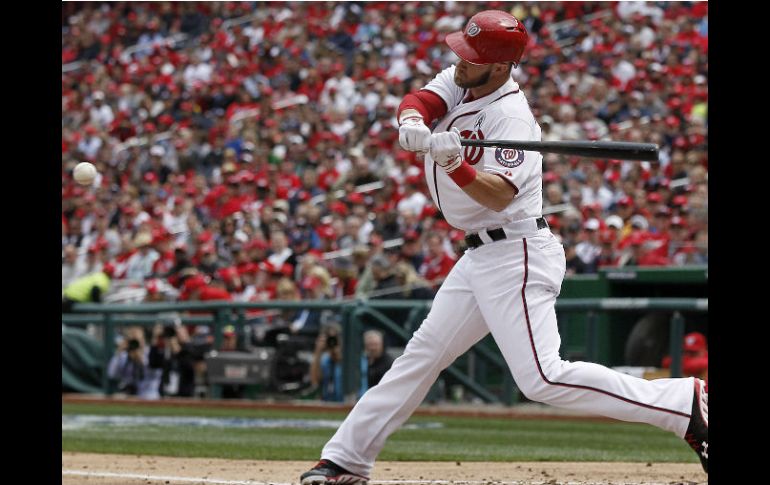 Bryce Harper conecta su segundo home run, en la cuarta entrada. AP /