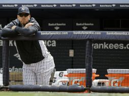 Álex Rodríguez mira desde la banca el primer juego de la temporada. AP /