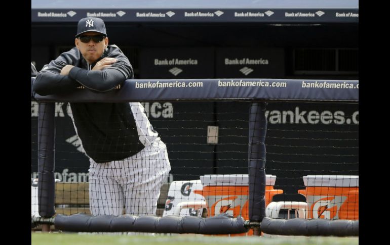 Álex Rodríguez mira desde la banca el primer juego de la temporada. AP /