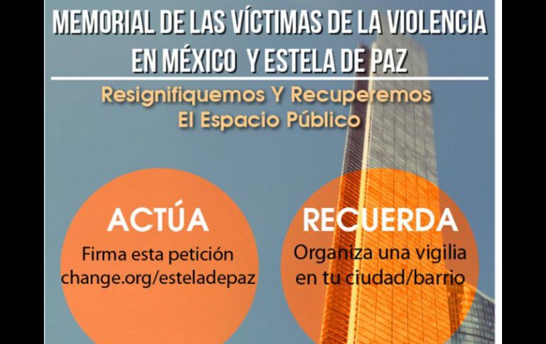 Ciudadanos colectan firmas para exigir a Peña Nieto que la Estela de Luz sea Memorial de Víctimas de la Violencia. ESPECIAL /