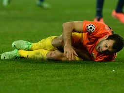 Mascherano se lesiona en el tramo final del encuentro contra el PSG. AFP /