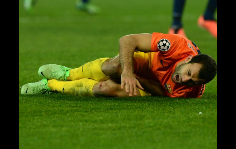 Mascherano se lesiona en el tramo final del encuentro contra el PSG. AFP /