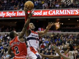 John Wall defendiendo el balón durante el juego. AP /