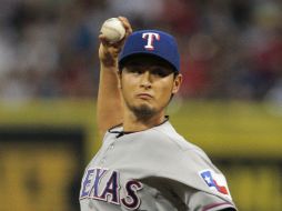 Darvish no puede estirar el guante a tiempo y la bola se interna por el bosque central. AFP /