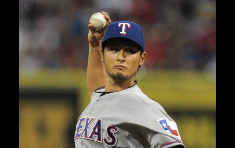 Darvish no puede estirar el guante a tiempo y la bola se interna por el bosque central. AFP /