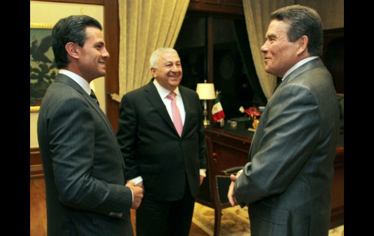 .Peña Nieto y Chuayffet Chemor reciben en Los Pinos a Díaz de la Torre, secretario general del SNTE. NTX /