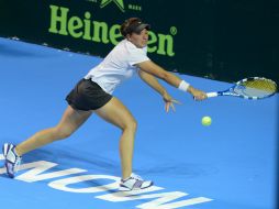 ESCAPA. Ximena Hermoso intenta devolver la pelota durante su partido. EFE /