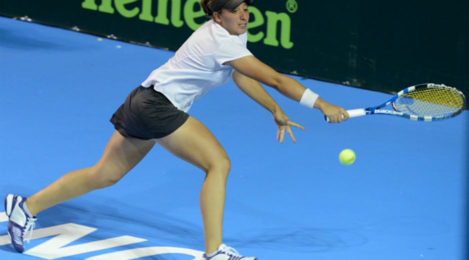 ESCAPA. Ximena Hermoso intenta devolver la pelota durante su partido. EFE /