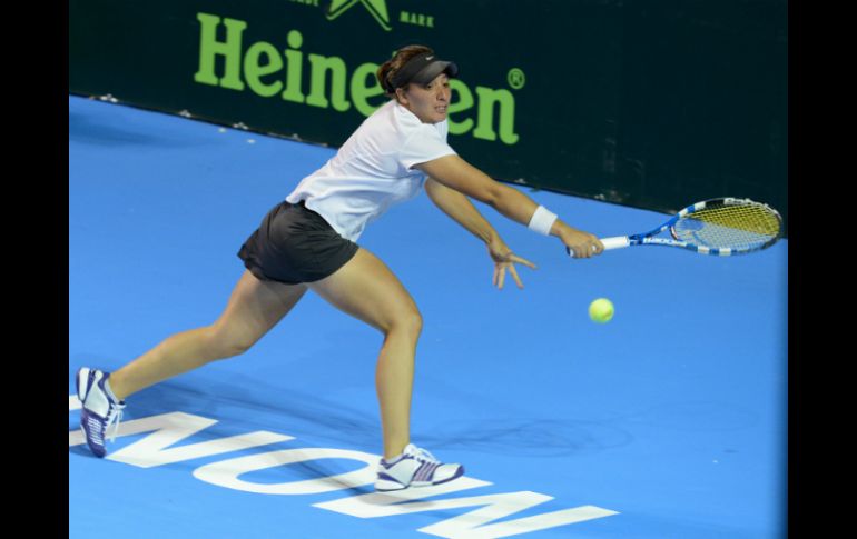 ESCAPA. Ximena Hermoso intenta devolver la pelota durante su partido. EFE /