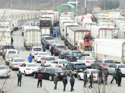 Surcoreanos se dirigen a Kaesong, un día antes de que Corea del Norte les negara el paso a los trabajadores al complejo industrial. AP /