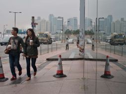 La contaminación, el tráfico y los paseantes se reunen en esta escena hoy, en Beijing. AFP /