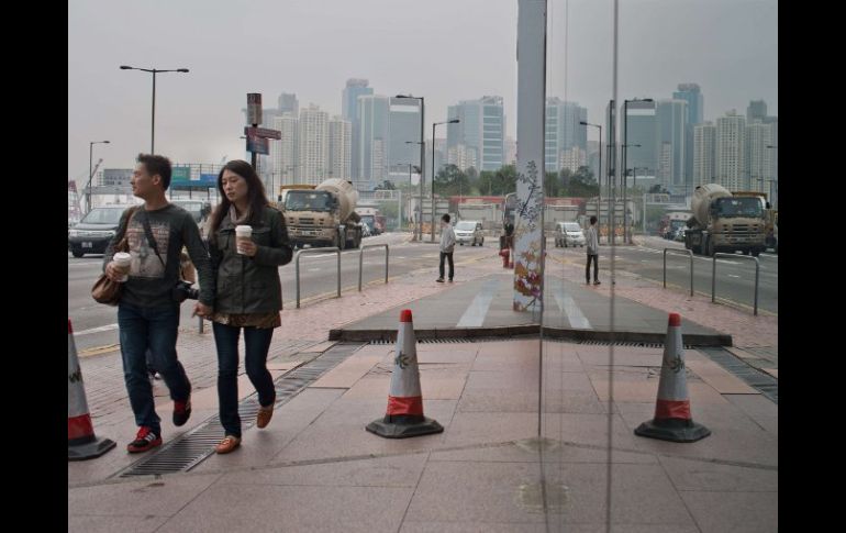 La contaminación, el tráfico y los paseantes se reunen en esta escena hoy, en Beijing. AFP /