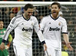 Gonzalo Higuaín (i) celebra con su compañero Xabi Alonso el gol marcado ante el Galatasaray. EFE /