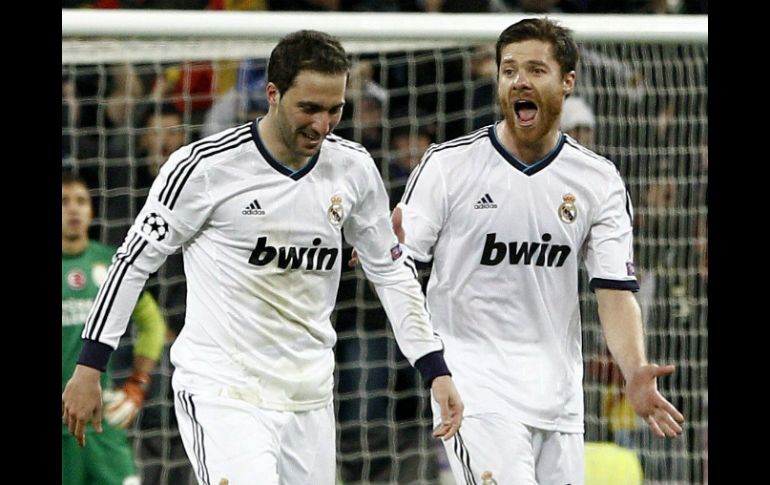 Gonzalo Higuaín (i) celebra con su compañero Xabi Alonso el gol marcado ante el Galatasaray. EFE /