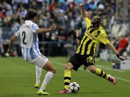 Marcel Schmelzer (d) intenta centrar el balón junto a Jesús Gámez Duarte, durante el partido. EFE /