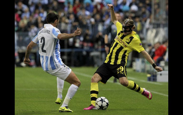 Marcel Schmelzer (d) intenta centrar el balón junto a Jesús Gámez Duarte, durante el partido. EFE /