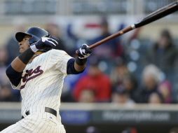 El venezolano Eduardo Escobar  trajo las dos carreras con las que los Mellizos ganaron. AFP /