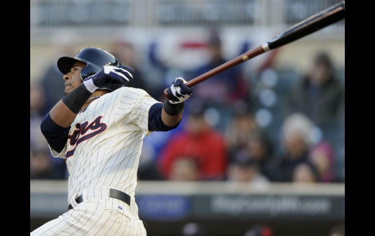 El venezolano Eduardo Escobar  trajo las dos carreras con las que los Mellizos ganaron. AFP /