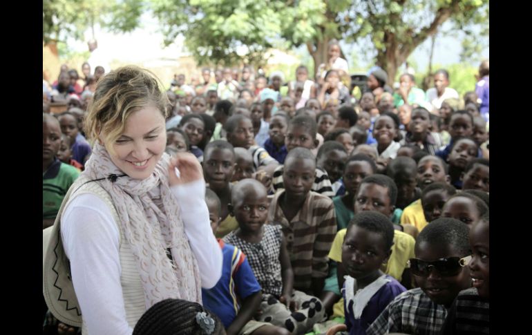 Cientos de niños y adultos acompañaron a la ''reina del pop''.  /